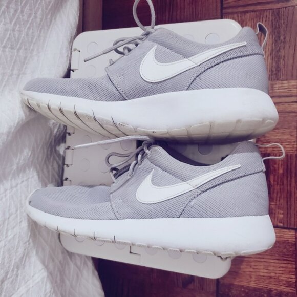 NIKE "ROSHE ONE" Wolf Grey Runners/ Sneakers - Picture 1 of 16
